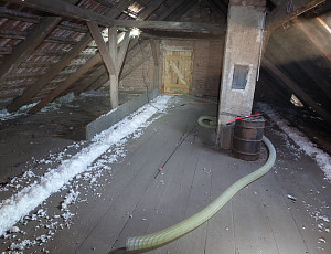 Zateplení stropu provozovny pomocí foukané izolace